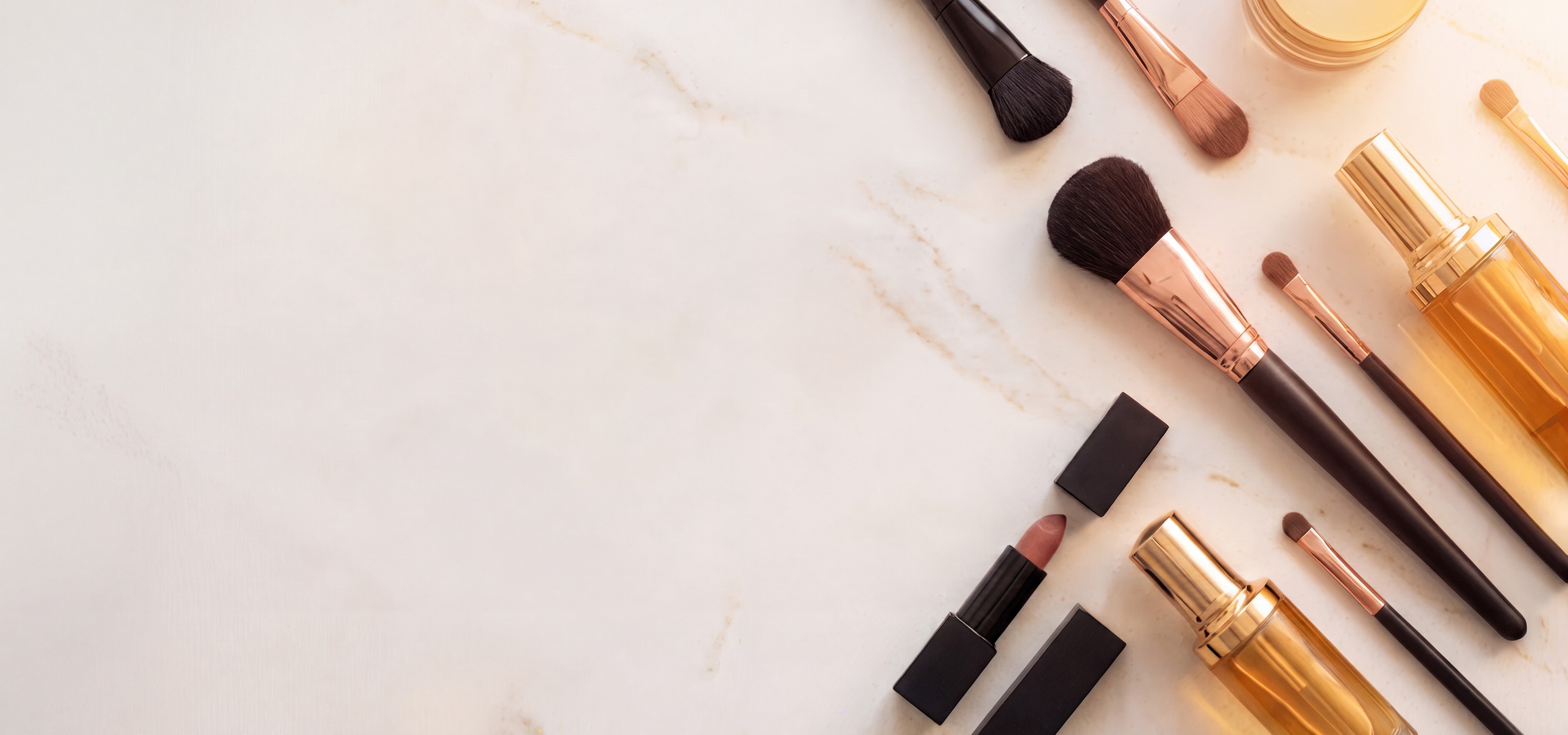 Productos de maquillaje profesional sobre mármol